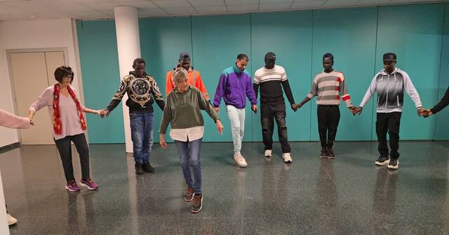 Classes de sardanes per a immigrants