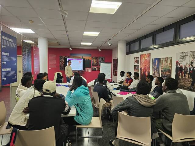 Classes sobre cultura i la societat catalanes per a immigrants