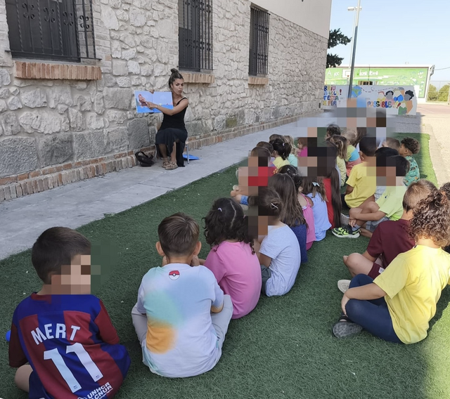 Contes a la fresca a l'escola Albirka