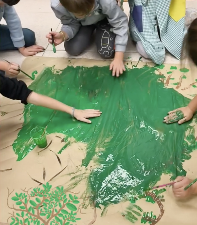 Els infants de Cervià gaudeixen amb un conta-contes participatiu