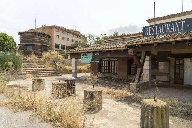En venda el restaurant del complex Masia Salat 9 anys després de tancar