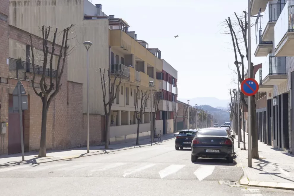 Endesa talla la llum a set habitatges del bloc amb okupes de Juneda