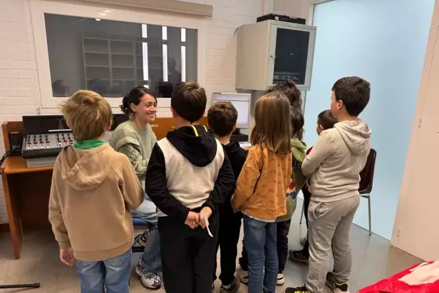 Escolars d’Arbeca divulguen l’actualitat del seu col·legi a la ràdio local