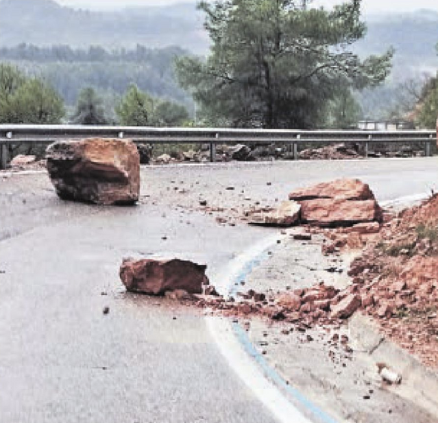 Despreniments en carreteres per la pluja