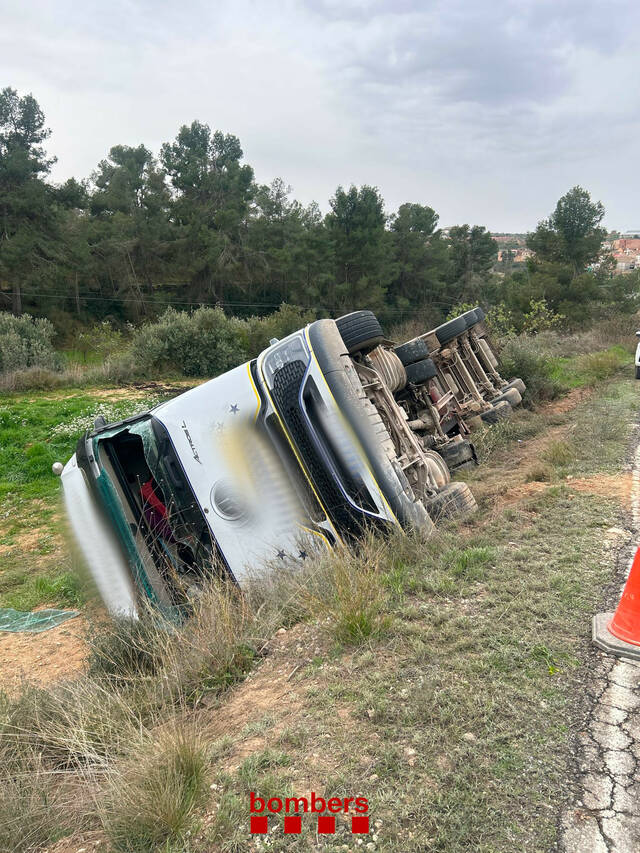 Ferit greu el conductor d'un camió que ha bolcat a la carretera de Castelldans al Cogul