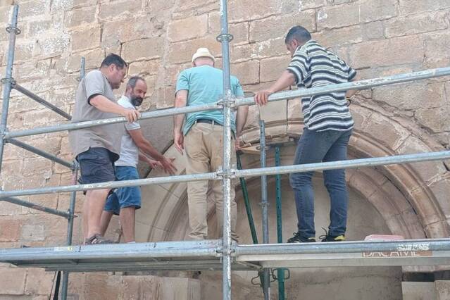 Finalitzen les obres de la polèmica arcada de l’església de Bovera