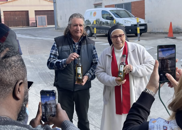 La DOP les Garrigues entrega 100 botelles d'oli a Sor Lucía Caram