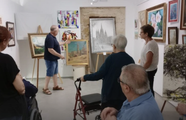La gent gran visita l'exposició d'art del Centre de l'Oli