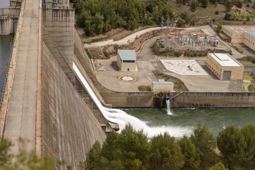El pantà de Rialb torna a desembassar a l’estar al límit de la seua capacitat
