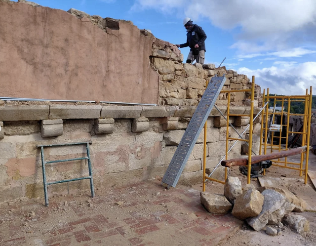 Les obres a l’església de Vinaixa deixen al descobert l’absis