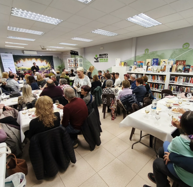 Maridatge de vi i música a la biblioteca de Cervià