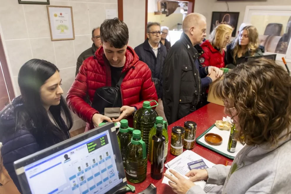 Més de 2.500 persones omplen l’Espluga per comprar un dels olis més premiats
