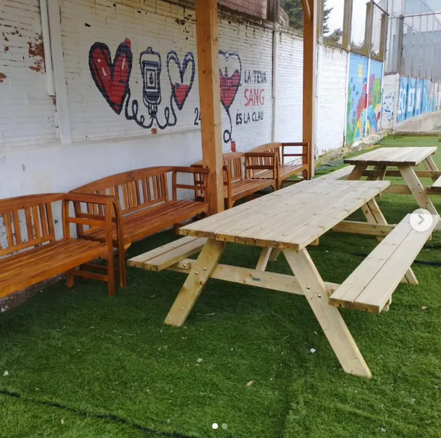 Nou mobiliari al pati del Col·legi Montserrat