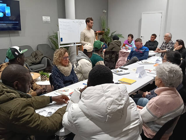 Prop d'una vintena de persones aprenen català a Castelldans