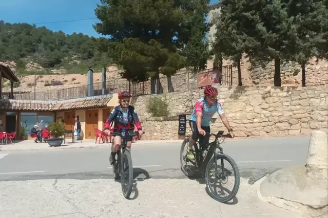 Remuntadors de BTT fins als cims dels senders de Tarrés