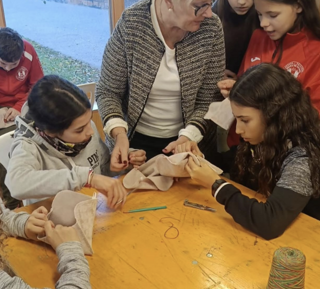 Taller de costura de joves i grans de Juneda