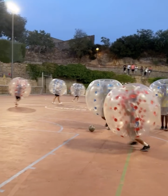 Tarrés acull el seu primer partit de Bubble Futbol