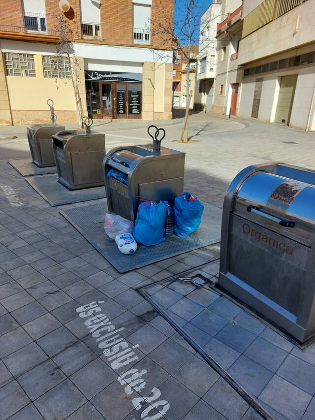 Una avaria satura els contenidors soterrats de les Borges