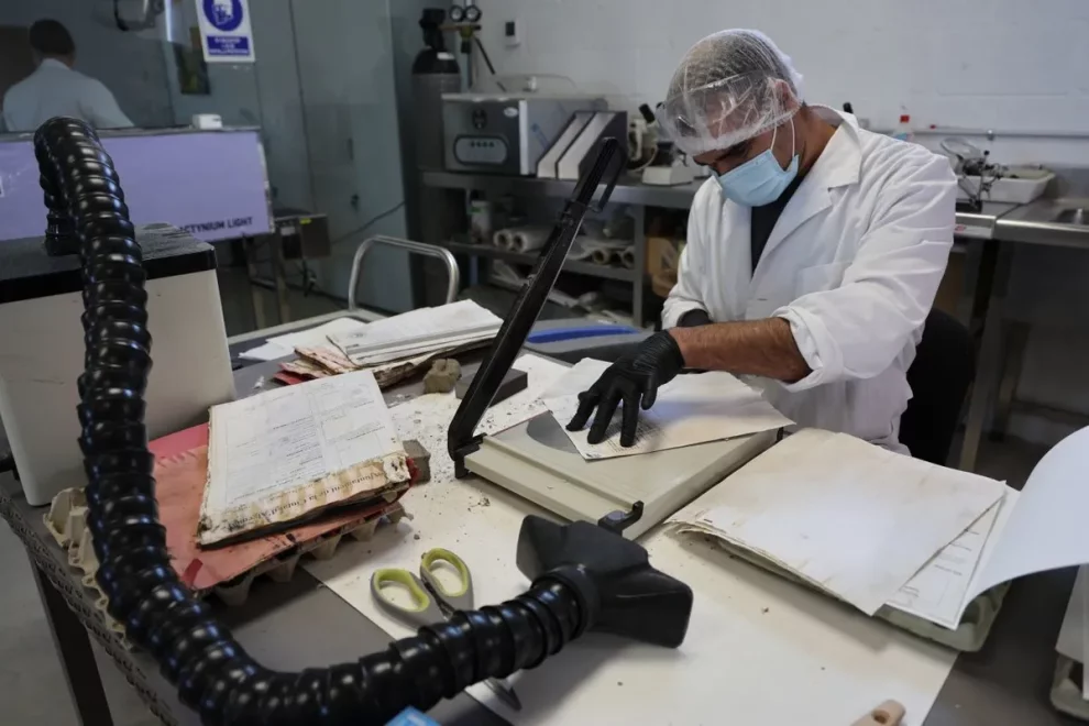 Una empresa de Castelldans ‘recupera’ arxius d’Algemesí afectats per la dana