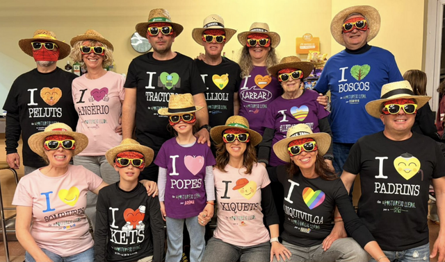 Una família es disfressa de Sr. Postu al Carnaval de Fulleda