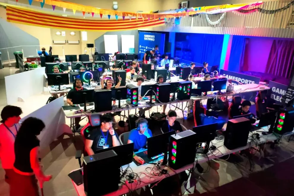 Uns cinquanta aficionats als videojocs a la LAN Party de Bovera