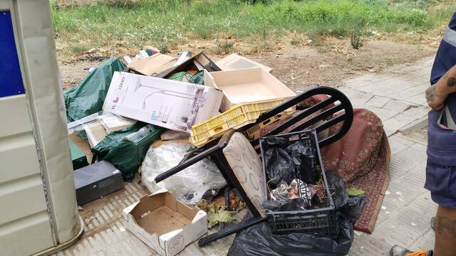 Voluminosos i brossa abandonada als carrers de les Borges