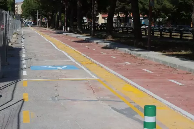 A punt a l’avinguda del Canal el carril bici tot i que l’asfalt estarà a la tardor