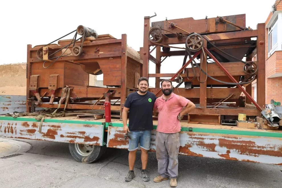 Compren per Wallapop una antiga màquina peladora d’ametlles de Torregrossa que ‘treballarà’ al Baix Camp