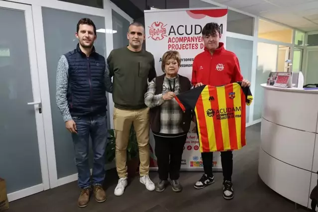 El CF Bellvís estrena equipació solidària a favor d’Acudam
