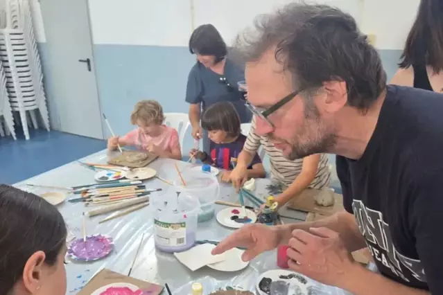 El fang reuneix veïns de totes les edats en un taller creatiu