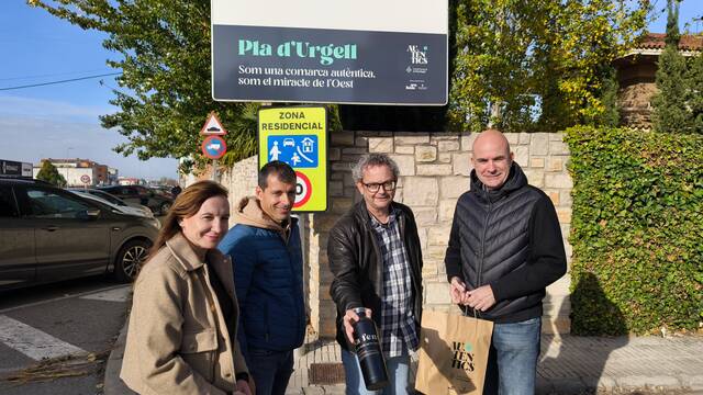 El Pla dona la benvinguda als visitants retolant els accessos als pobles amb el lema Autèntics