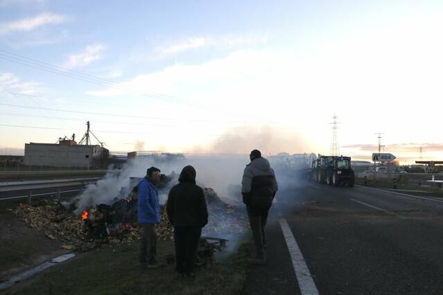 Els pagesos mantenen el tall a l'A-2 a Fondarella a l'espera de la reunió amb Ordeig