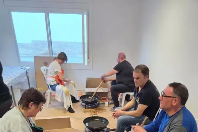 Els veïns compleixen la tradició de les orelletes