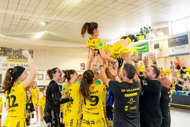 Emotiu homenatge a Maria Porta i a la base del club pels seus títols