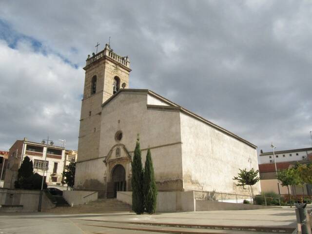 Festa major de Sant Blai amb sardanes i música a la plaça a Castellnou