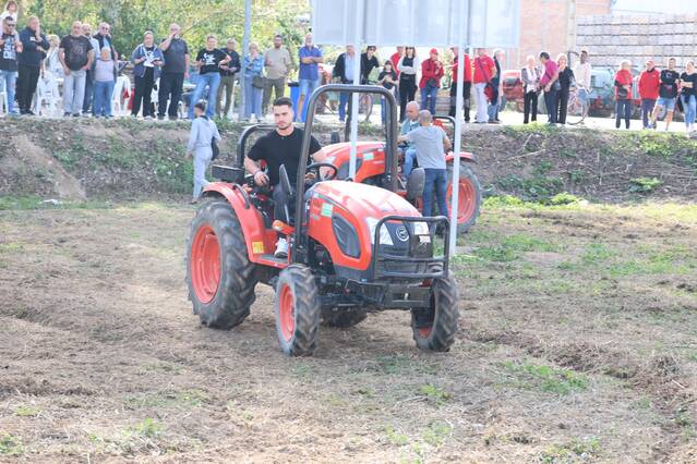 Gimcana de tractors a Barbens en clau femenina