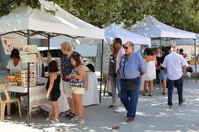 Inauguració d’una plaça dedicada a Pilarín Bayés al Palau d'Anglesola