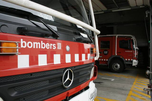 Incendi en un vehicle a l'A-2 a Sidamon sufocat pels Bombers