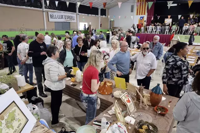 La Fira Verd-lloc de Bell-lloc combina mercat i gastronomia amb èxit de públic