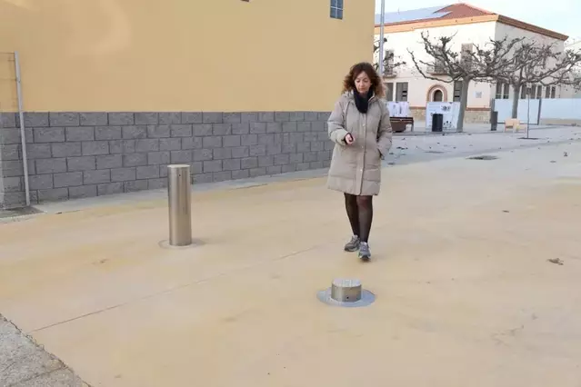 La plaça de vianants vora el nou Casal del Poal, a punt