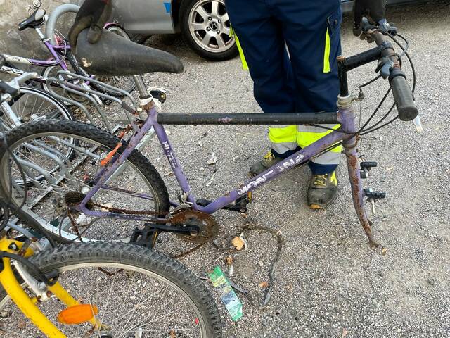 La Policia Local de Mollerussa i la brigada municipal retiren una trentena de bicicletes abandonades de la via pública