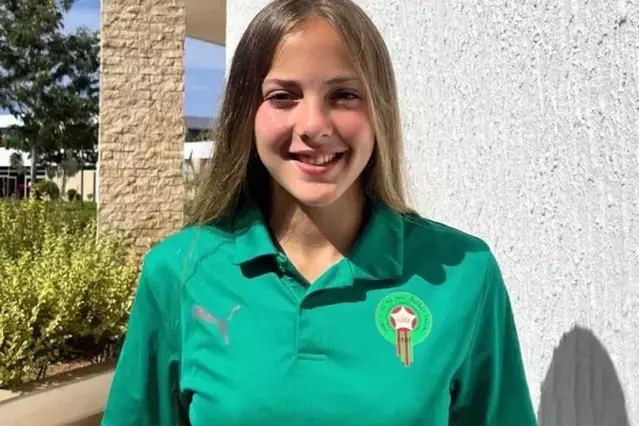 La portera Aixa Charah, amb la selecció sub-17 del Marroc