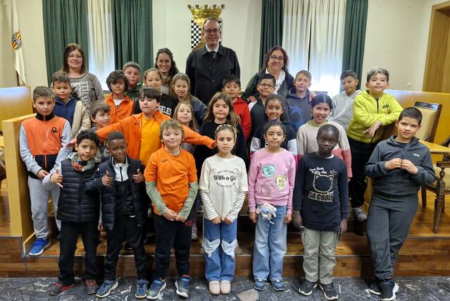 L’alumnat de tercer de Les Arrels coneix de prop com es gestiona la política municipal en una visita a l’Ajuntament de Mollerussa