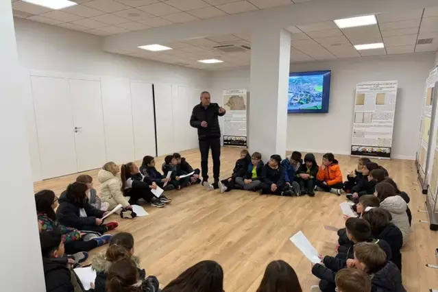 L’alumnat del Francesc Arenes visita el nou ajuntament de Golmés