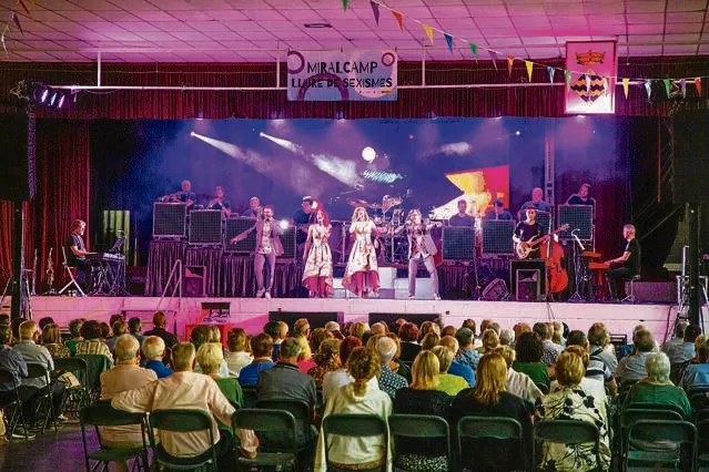 L’esclat de focs corona les festes de Miralcamp