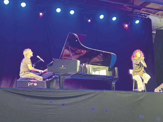 Manu Guix i Elena Gadel omplen el pavelló