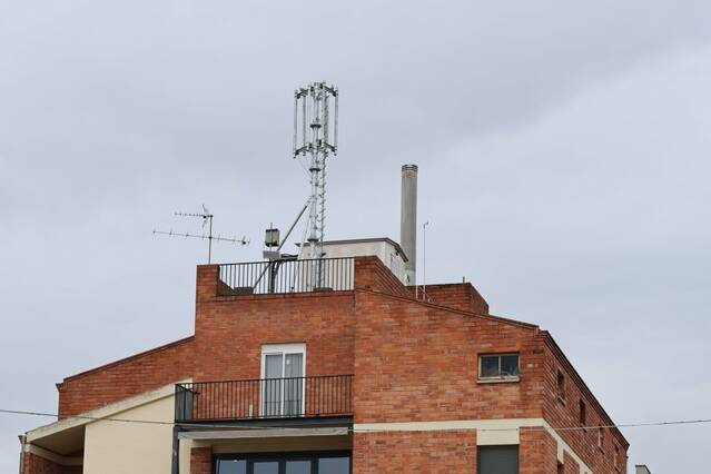 Més de 130 veïns volen traslladar una antena de telefonia al Palau d'Anglesola