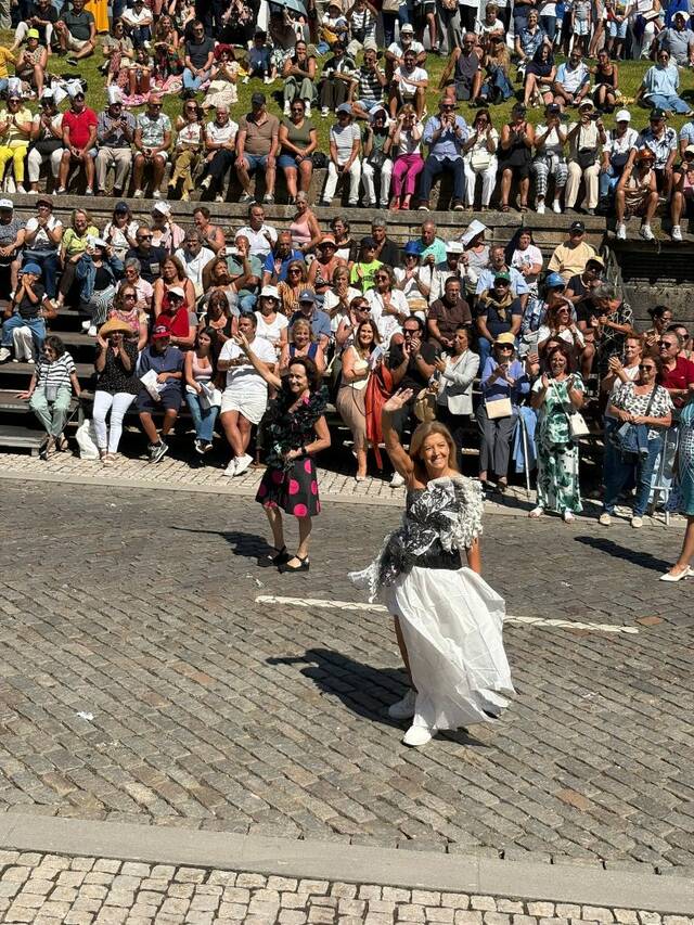 Mollerussa desfila a Porto amb els seus vestits de paper
