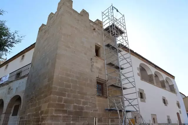 Obres per restaurar la torre del castell de Barbens