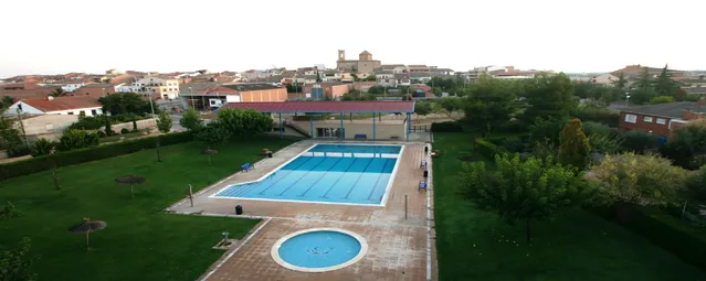 Projecten una pista d’esport de lleure de 390 m2 amb pàrquing